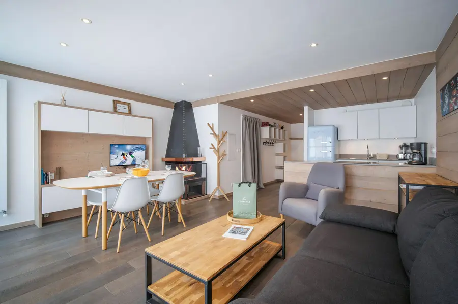 Lac 43 interior view 3