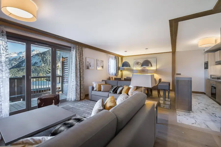 Carre Blanc 131 interior view 5
